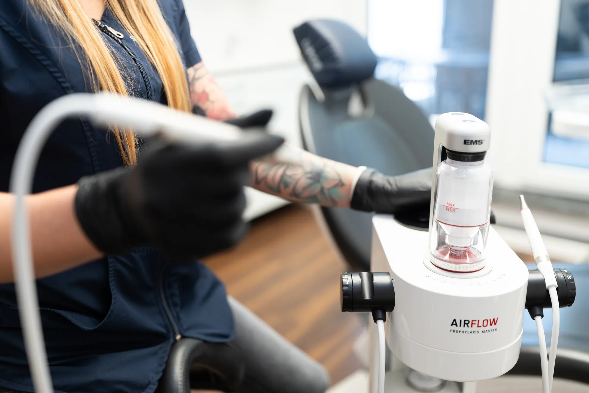 Eine Person bedient ein Airflow Prophylaxis Master Gerät