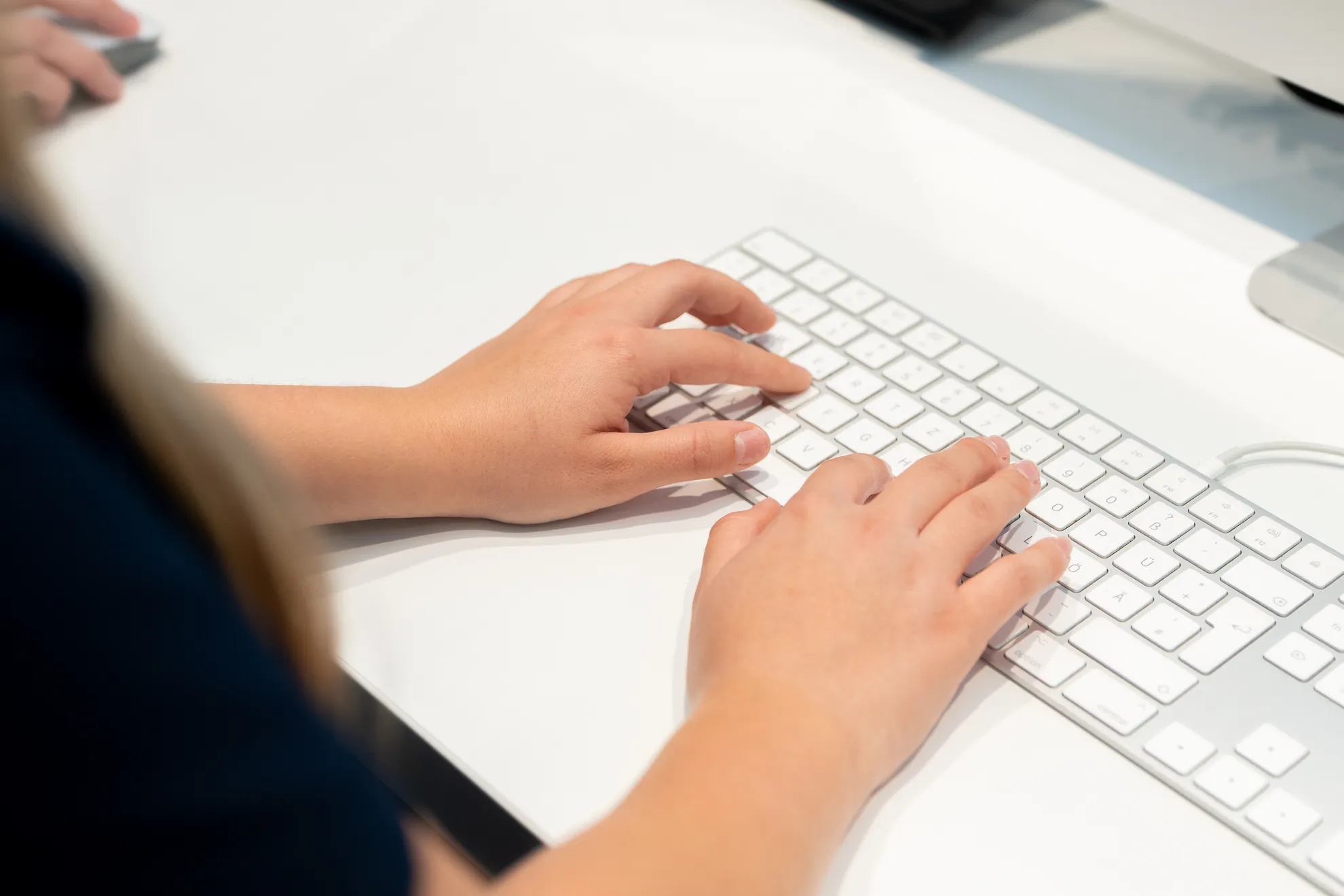 Hände tippen auf einer Tastatur